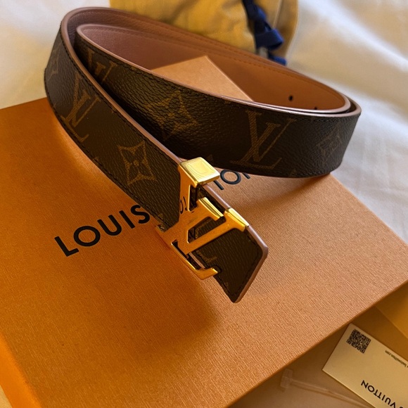 ladies lv belt fits jeans waist size 25w-32w
used once or twice comes with box main image 5